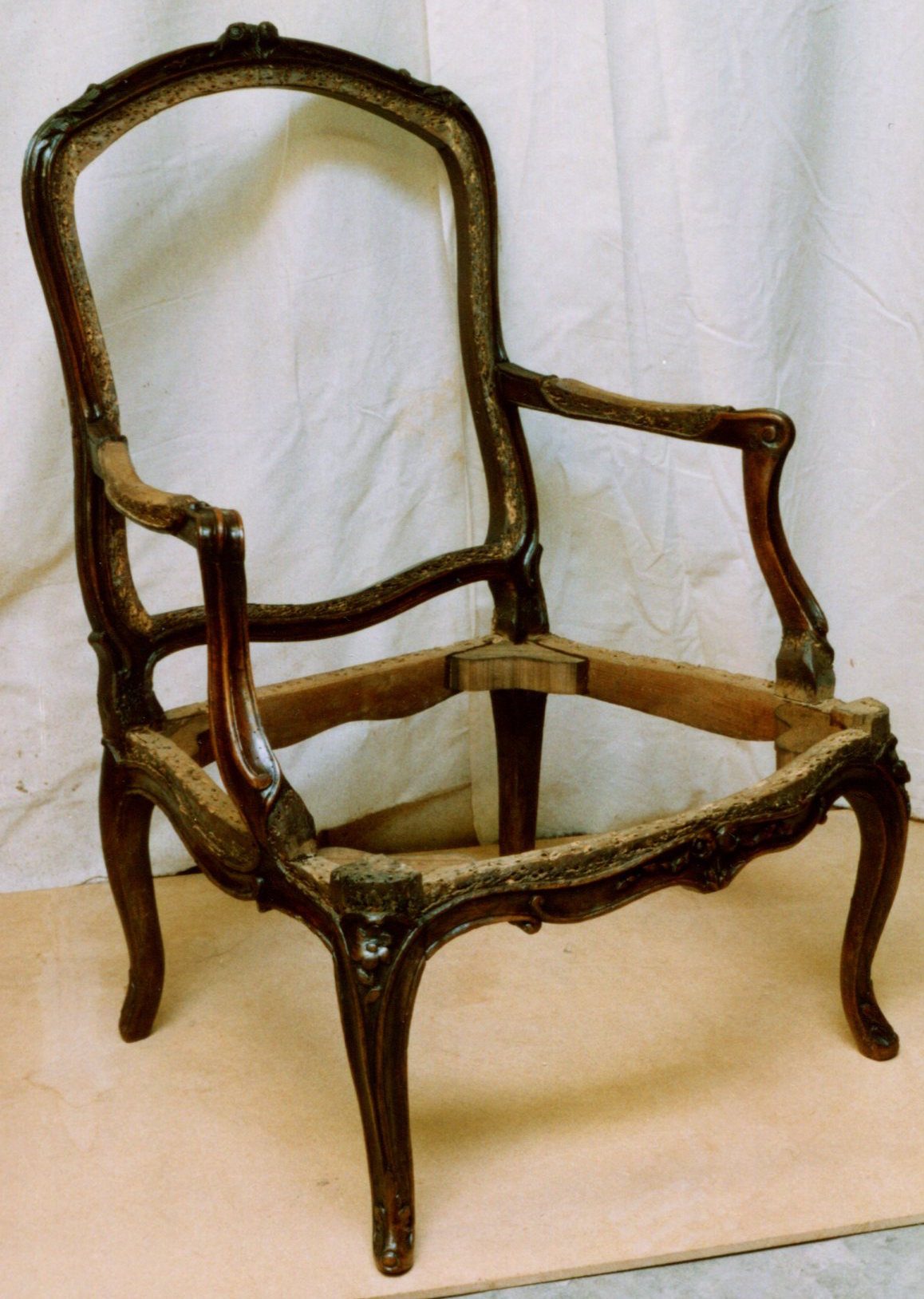 Carcasse d’un fauteuil de style avant son regarnissage