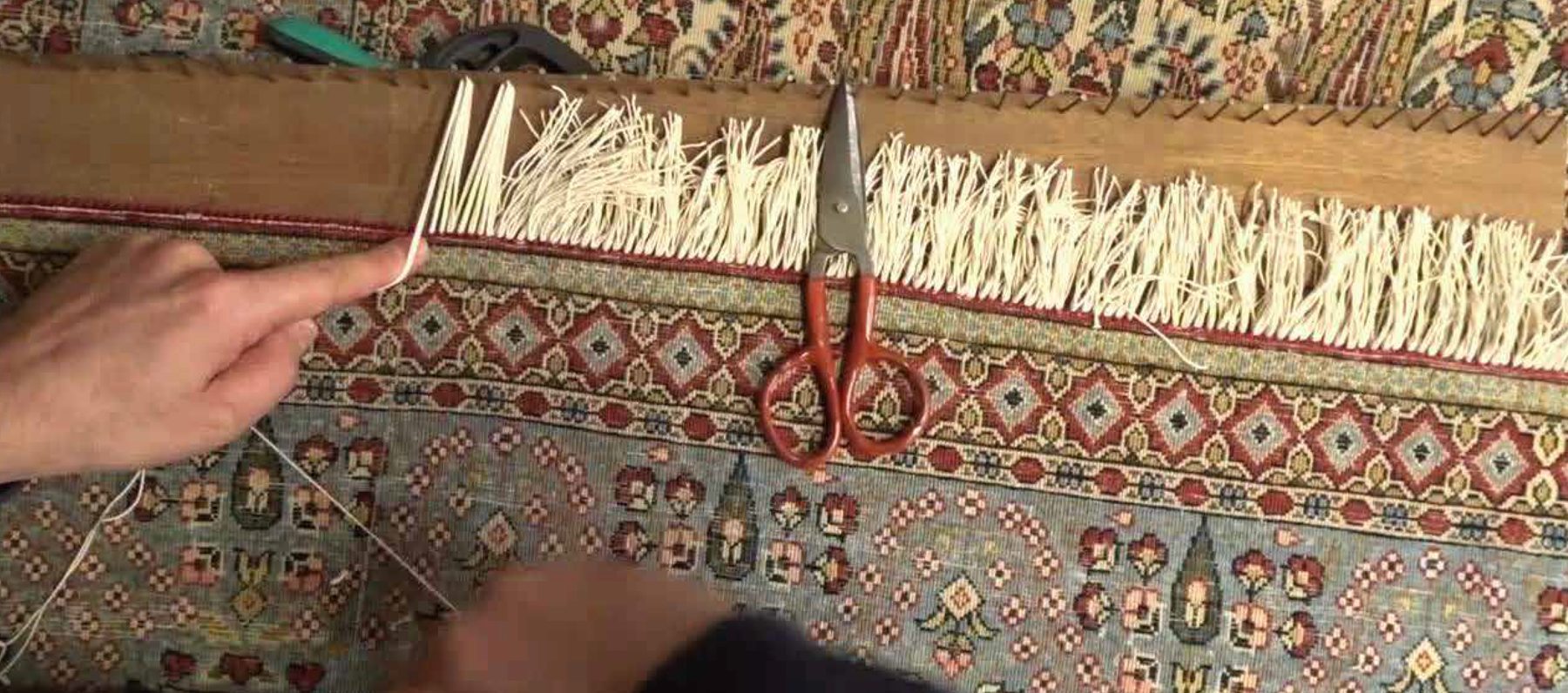 Reprise des franges d’un tapis au fil et à l’aiguille