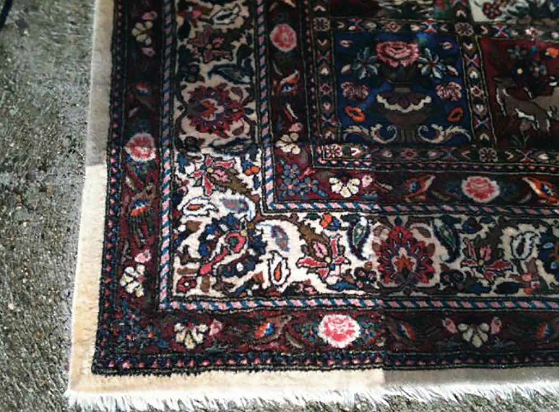 Tapis persan aux motifs floraux après un lavage à la main